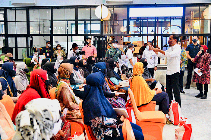 Presiden Joko Widodo meninjau proses penyaluran Bantuan Langsung Tunai (BLT) Minyak Goreng kepada 100 Keluarga Penerima Manfaat di Pos Bloc, Jakarta.