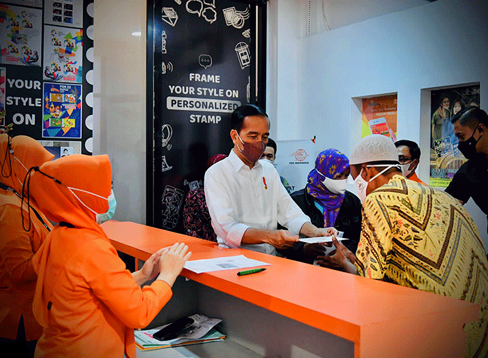 Presiden Joko Widodo meninjau proses penyaluran Bantuan Langsung Tunai (BLT) Minyak Goreng kepada 100 Keluarga Penerima Manfaat di Pos Bloc, Jakarta.