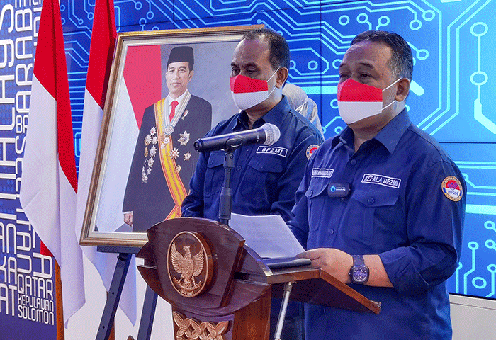 Kepala BP2MI Benny Rhamdani (tengah) dalam konfereni pers terkait persiapan kepulangan PMI jelang Idul Fitri di Jakarta, Selasa (26/4/2022).