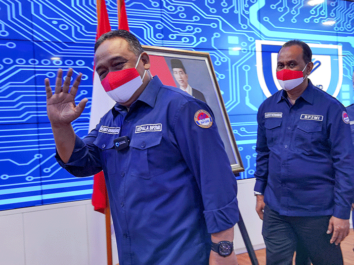Kepala BP2MI Benny Rhamdani (tengah) dalam konfereni pers terkait persiapan kepulangan PMI jelang Idul Fitri di Jakarta, Selasa (26/4/2022).