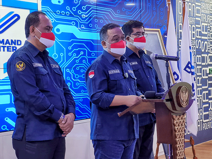 Kepala BP2MI Benny Rhamdani (tengah) dalam konfereni pers terkait persiapan kepulangan PMI jelang Idul Fitri di Jakarta, Selasa (26/4/2022).