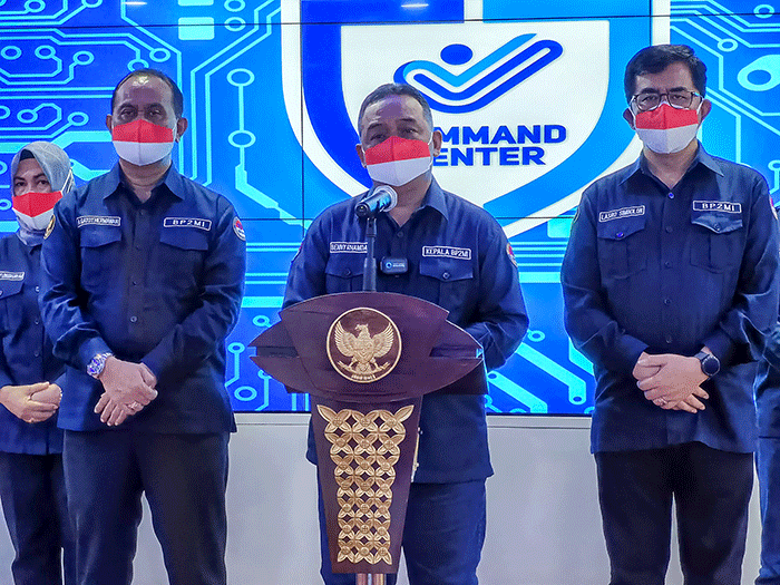 Kepala BP2MI Benny Rhamdani (tengah) dalam konfereni pers terkait persiapan kepulangan PMI jelang Idul Fitri di Jakarta, Selasa (26/4/2022).