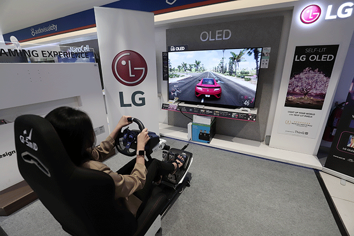 Model mencoba LG OLED Gaming Experience Zone di Jakarta, Rabu (27/4/2022).
