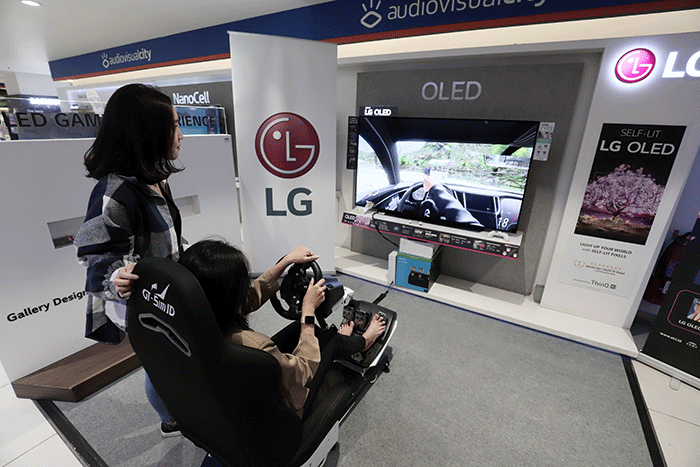 Model mencoba LG OLED Gaming Experience Zone di Jakarta, Rabu (27/4/2022).