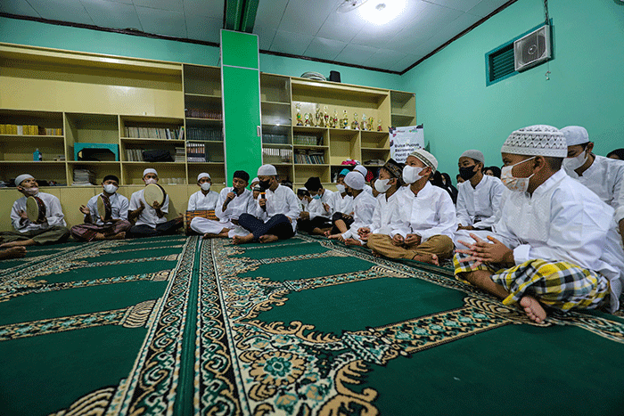 CEO Ayo Belajar Muhmmad Fariz Isnaini (ketiga kanan) didampingi Head of CSR MNC Group Tengki Havid saat menyerahkan bantuan secara simbolik.