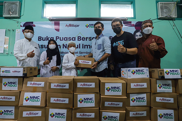 CEO Ayo Belajar Muhmmad Fariz Isnaini (ketiga kanan) didampingi Head of CSR MNC Group Tengki Havid saat menyerahkan bantuan secara simbolik.