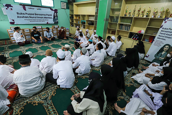 CEO Ayo Belajar Muhmmad Fariz Isnaini (ketiga kanan) didampingi Head of CSR MNC Group Tengki Havid saat menyerahkan bantuan secara simbolik.