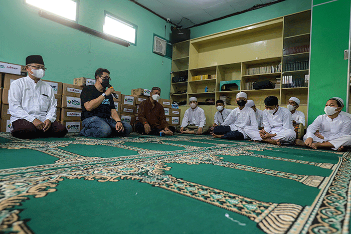 CEO Ayo Belajar Muhmmad Fariz Isnaini (ketiga kanan) didampingi Head of CSR MNC Group Tengki Havid saat menyerahkan bantuan secara simbolik.