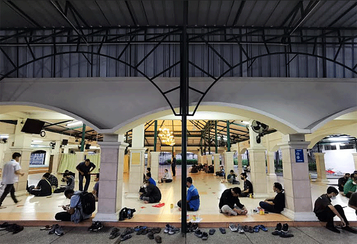 Pekerja dan warga saat mengambil takjil untuk berbuka puasa di Masjid Raudhatul Jannah, Kawasan MNC Studios, Kebon Jeruk, Jakarta Barat, Selasa (26/4/2022).