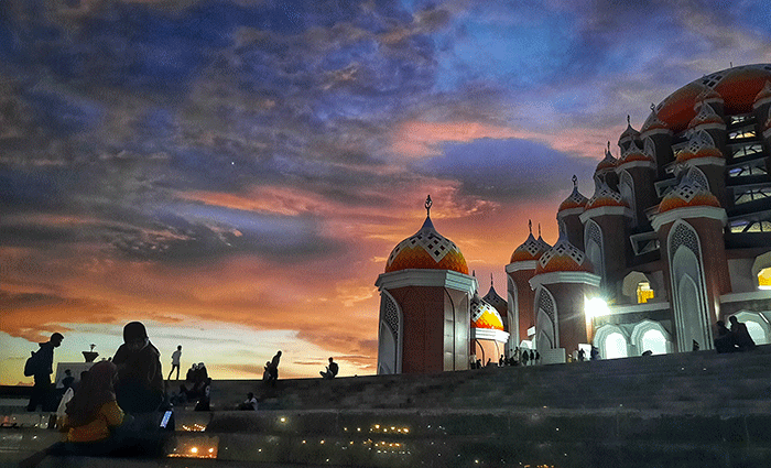 Suasana umat muslim saat menunaikan ibadah ramadhan di Masjid 99 Kubah Asmaul Husna Makassar, Sulawesi Selatan, Selasa (26/4/2022).