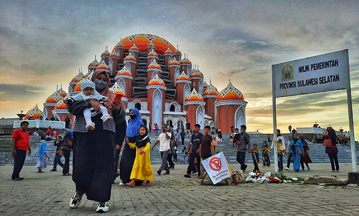 Suasana umat muslim saat menunaikan ibadah ramadhan di Masjid 99 Kubah Asmaul Husna Makassar, Sulawesi Selatan, Selasa (26/4/2022).
