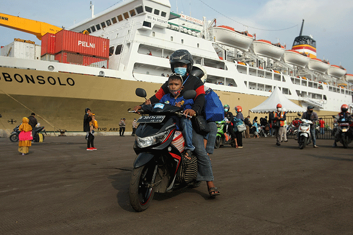 Ratusan pemudik asal Jakarta tiba di Pelabuhan Tanjung Emas Semarang, Jawa Tengah, Rabu (27/4/2022).