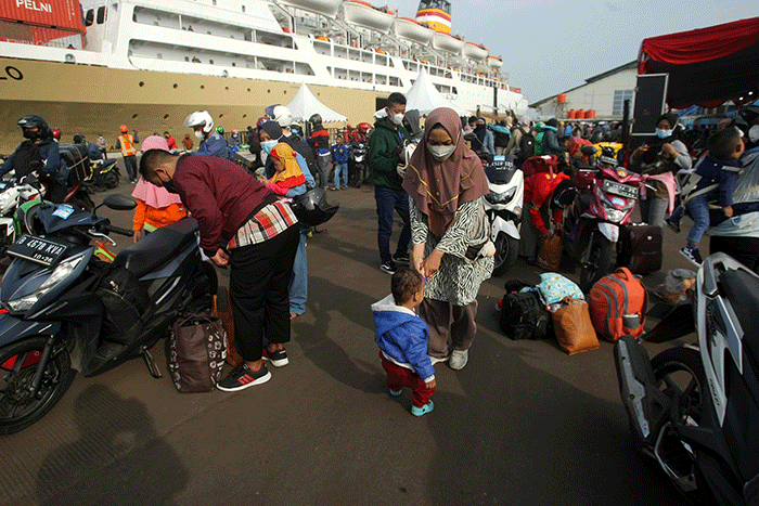Ratusan pemudik asal Jakarta tiba di Pelabuhan Tanjung Emas Semarang, Jawa Tengah, Rabu (27/4/2022).
