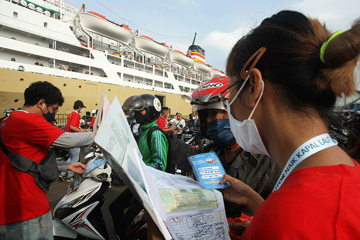 Ratusan pemudik asal Jakarta tiba di Pelabuhan Tanjung Emas Semarang, Jawa Tengah, Rabu (27/4/2022).