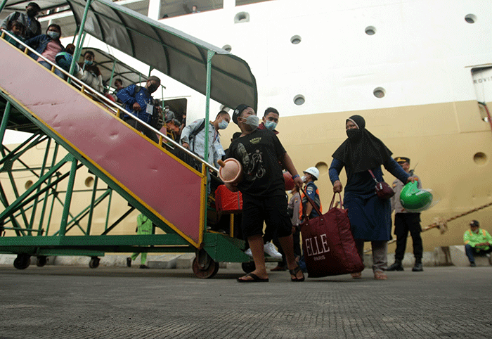 Ratusan pemudik asal Jakarta tiba di Pelabuhan Tanjung Emas Semarang, Jawa Tengah, Rabu (27/4/2022).