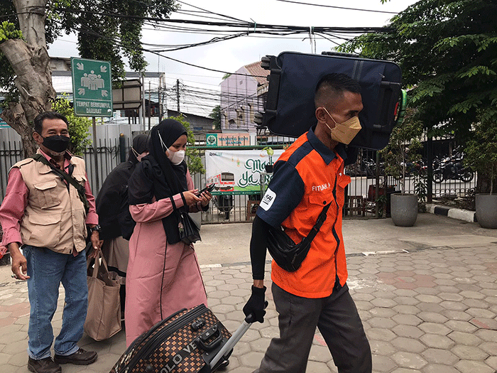 Tim MNC Peduli memberikan bantuan kepada porter kereta api stasiun Bekasi menjelang Hari Lebaran 2022.