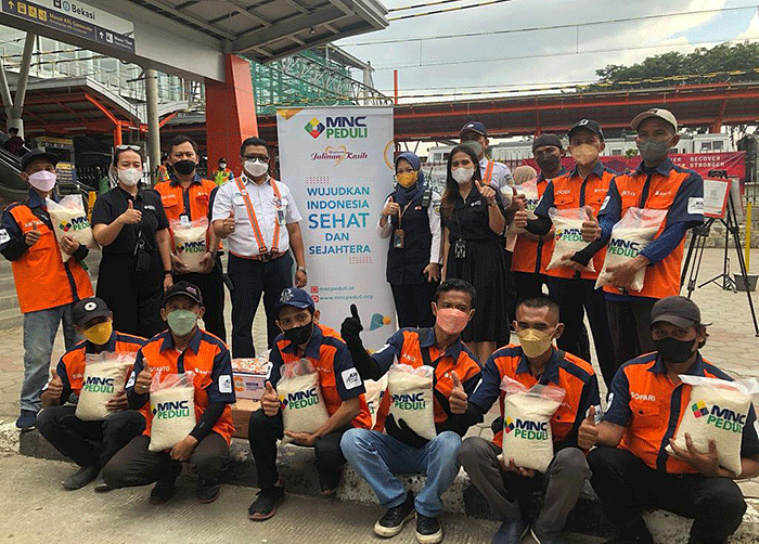 Tim MNC Peduli memberikan bantuan kepada porter kereta api stasiun Bekasi menjelang Hari Lebaran 2022.