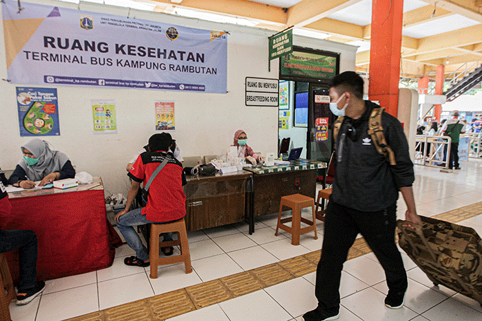 Pemudik saat menerima suntikan vaksinasi booster di Posko Kesehatan Terminal Kampung Rambutan, Jakarta Timur, Rabu (27/4/2022).