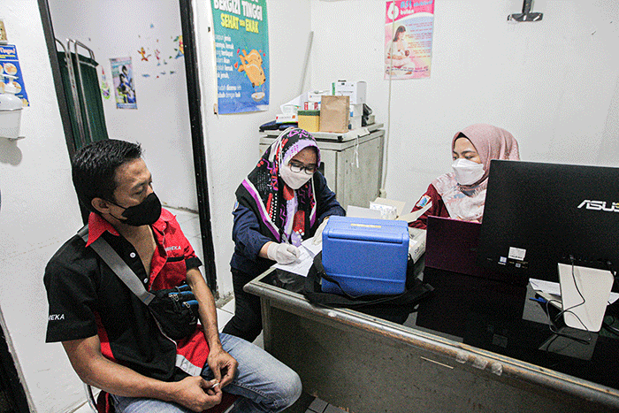 Pemudik saat menerima suntikan vaksinasi booster di Posko Kesehatan Terminal Kampung Rambutan, Jakarta Timur, Rabu (27/4/2022).