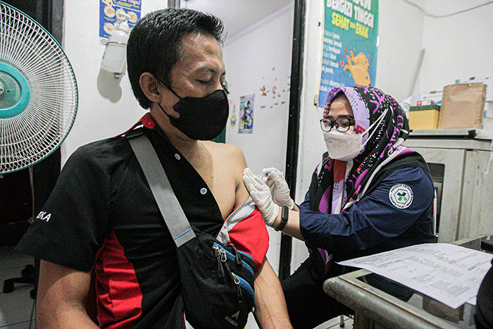 Pemudik saat menerima suntikan vaksinasi booster di Posko Kesehatan Terminal Kampung Rambutan, Jakarta Timur, Rabu (27/4/2022).
