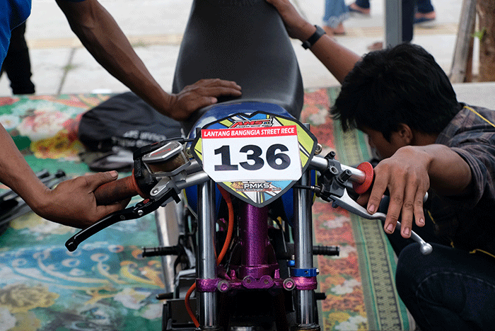 Beberapa pebalap motor menggeberbmotornya di sirkuit drag kawasan CPI Makassar, Selasa (26/4/2022).