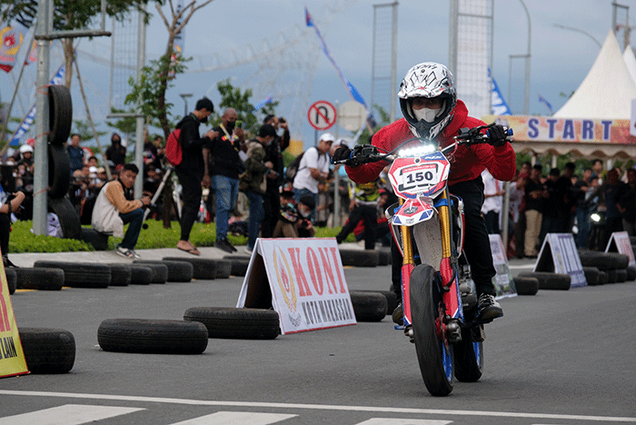 Beberapa pebalap motor menggeberbmotornya di sirkuit drag kawasan CPI Makassar, Selasa (26/4/2022).