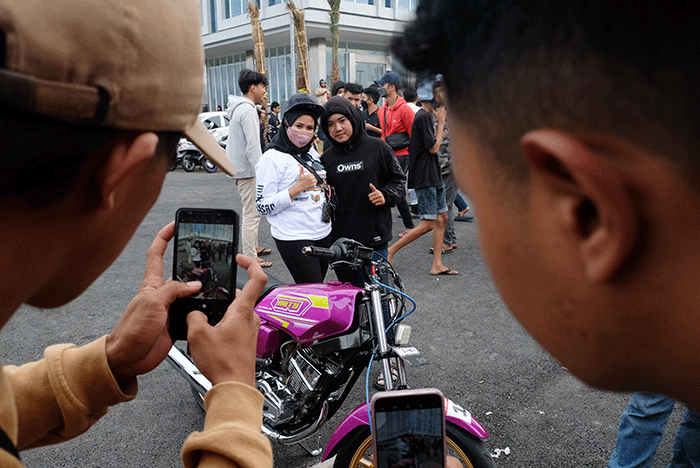 Beberapa pebalap motor menggeberbmotornya di sirkuit drag kawasan CPI Makassar, Selasa (26/4/2022).
