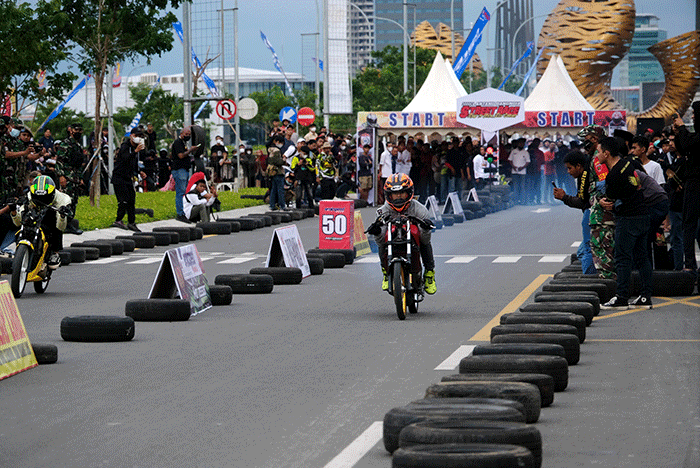 Beberapa pebalap motor menggeberbmotornya di sirkuit drag kawasan CPI Makassar, Selasa (26/4/2022).