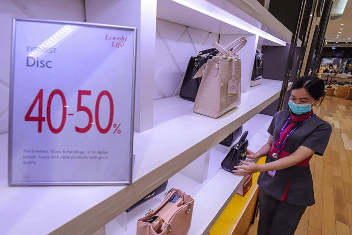 Pengunjung memilih barang yang dijual pada salah satu tenat di Lotte Shopping Avenue, Jakarta Selatan, Rabu (27/4/2022).