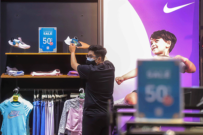 Pengunjung memilih barang yang dijual pada salah satu tenat di Lotte Shopping Avenue, Jakarta Selatan, Rabu (27/4/2022).