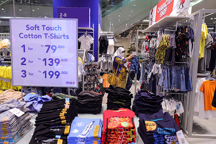 Pengunjung memilih barang yang dijual pada salah satu tenat di Lotte Shopping Avenue, Jakarta Selatan, Rabu (27/4/2022).