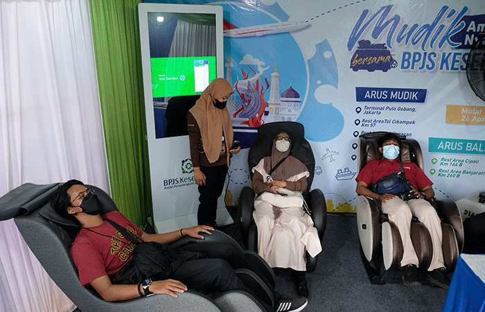 Sejumlah pemudik beristirahat menggunakan kursi pijat posko mudik BPJS Kesehatan di Pelabuhan Soekarno Hatta, Makassar, (26/4/2022).