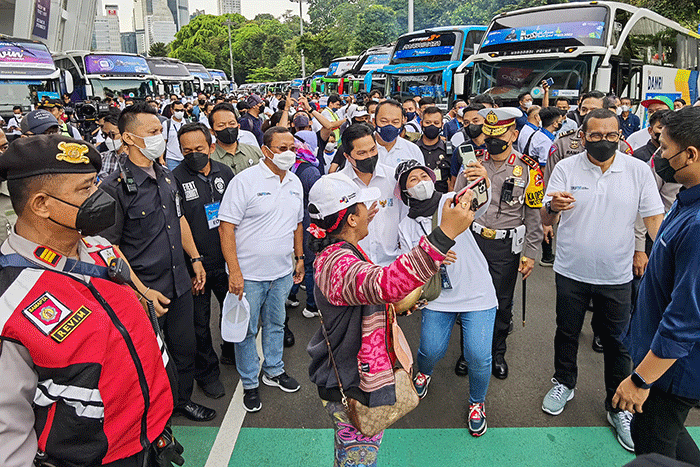 Menteri Badan Usaha Milik Negara Erick Thohir menghadiri secara langsung acara pelepasan Program Mudik Aman Mudik Sehat Bersama BUMN di Gelora Bung Karno.