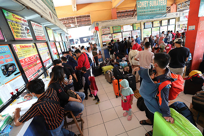Sejumlah pemudik menunggu keberangkatan bus untuk mudik di Terminal Kampung Rambutan, Jakarta, Rabu (27/4/2022).