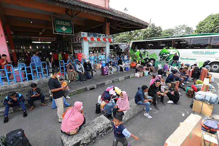 Sejumlah pemudik menunggu keberangkatan bus untuk mudik di Terminal Kampung Rambutan, Jakarta, Rabu (27/4/2022).