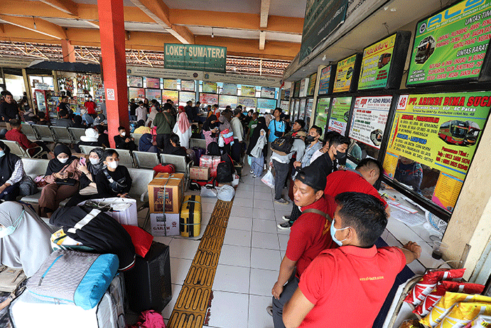 Sejumlah pemudik menunggu keberangkatan bus untuk mudik di Terminal Kampung Rambutan, Jakarta, Rabu (27/4/2022).
