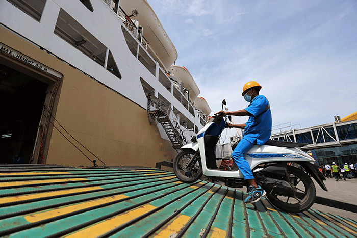 Petugas mengikat motor pemudik di dalam Kapal KM Dobonsolo tujuan Semarang dan Surabaya di Terminal Penumpang Tanjung Priok, Jakarta, Selasa (26/4/2022).