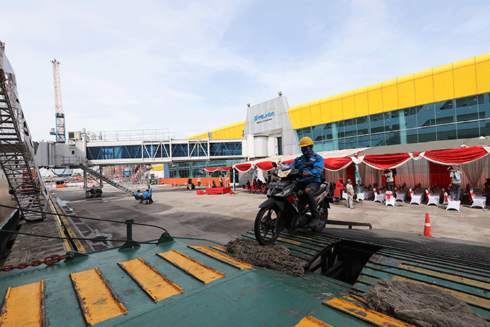 Petugas mengikat motor pemudik di dalam Kapal KM Dobonsolo tujuan Semarang dan Surabaya di Terminal Penumpang Tanjung Priok, Jakarta, Selasa (26/4/2022).