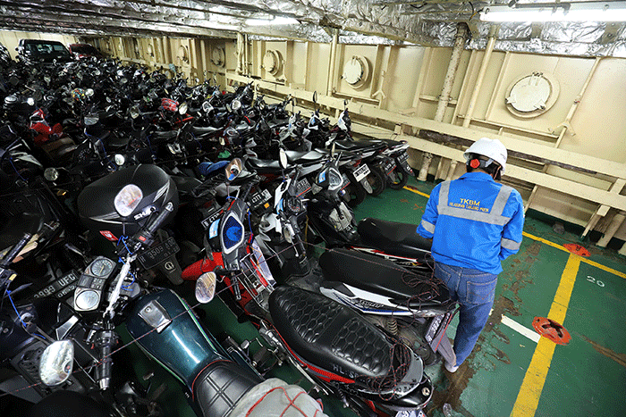 Petugas mengikat motor pemudik di dalam Kapal KM Dobonsolo tujuan Semarang dan Surabaya di Terminal Penumpang Tanjung Priok, Jakarta, Selasa (26/4/2022).