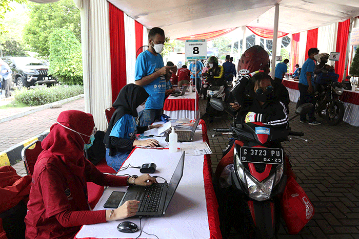 Petugas mengikat motor pemudik di dalam Kapal KM Dobonsolo tujuan Semarang dan Surabaya di Terminal Penumpang Tanjung Priok, Jakarta, Selasa (26/4/2022).