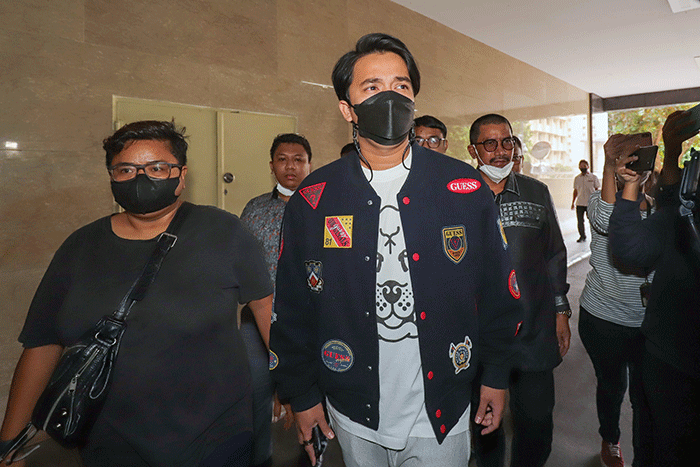 Presenter Billy Syahputra saat tiba untuk menjalani pemeriksaan di Bareskrim Polri, Jakarta Selatan, Kamis (28/4/2022).
