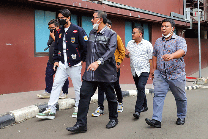 Presenter Billy Syahputra saat tiba untuk menjalani pemeriksaan di Bareskrim Polri, Jakarta Selatan, Kamis (28/4/2022).