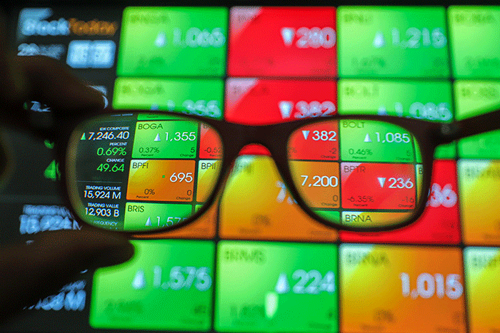 Layar menampilkan pergerakan Indeks Harga Saham Gabungan (IHSG) di gedung Bursa Efek Indonesia, Jakarta Selatan, Kamis (28/4/2022).