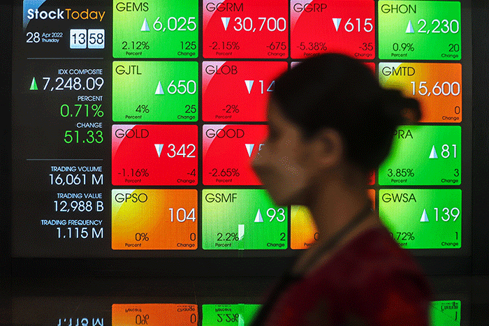 Layar menampilkan pergerakan Indeks Harga Saham Gabungan (IHSG) di gedung Bursa Efek Indonesia, Jakarta Selatan, Kamis (28/4/2022).