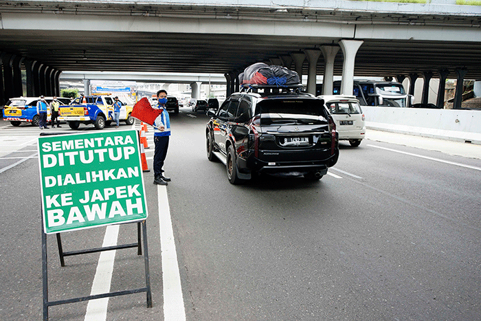 Petugas mengatur lalu lintas di depan pintu masuk tol layang MBZ yang ditutup situasional, Bekasi, Jawa Barat, Kamis (28/4/2022).