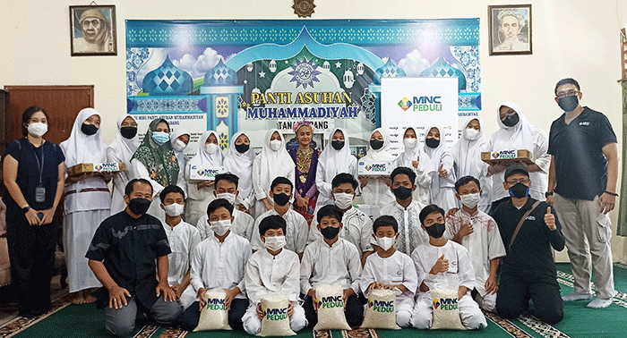 Tim MNC Peduli memberikan bantuan berupa paket beras dan berbagai macam minuman serta baju lebaran untuk anak Panti Asuhan di Panti Asuhan Muhammadiyah.