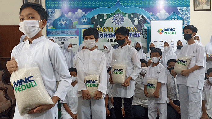 Tim MNC Peduli memberikan bantuan berupa paket beras dan berbagai macam minuman serta baju lebaran untuk anak Panti Asuhan di Panti Asuhan Muhammadiyah.