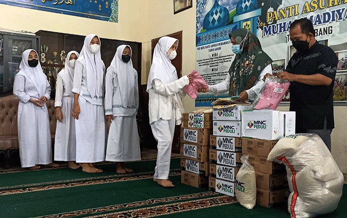 Tim MNC Peduli memberikan bantuan berupa paket beras dan berbagai macam minuman serta baju lebaran untuk anak Panti Asuhan di Panti Asuhan Muhammadiyah.