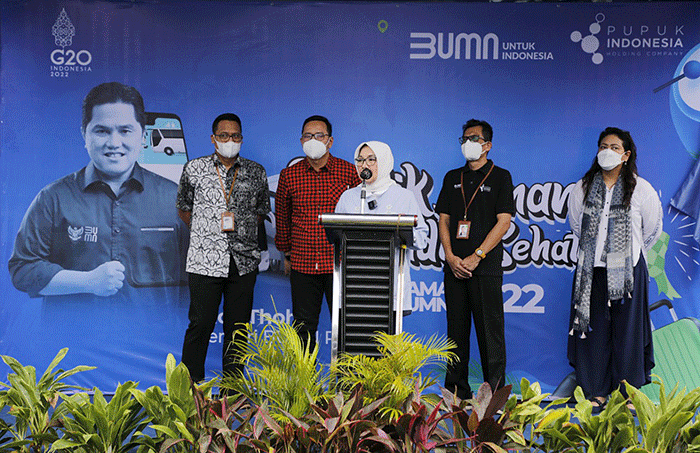 Direktur SDM, Tata Kelola, & Manajemen Risiko Pupuk Indonesia, Tina T. Kemala Intan melepas 2 bus Mudik Sehat Bersama BUMN 2022.
