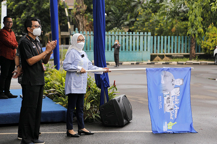 Direktur SDM, Tata Kelola, & Manajemen Risiko Pupuk Indonesia, Tina T. Kemala Intan melepas 2 bus Mudik Sehat Bersama BUMN 2022.